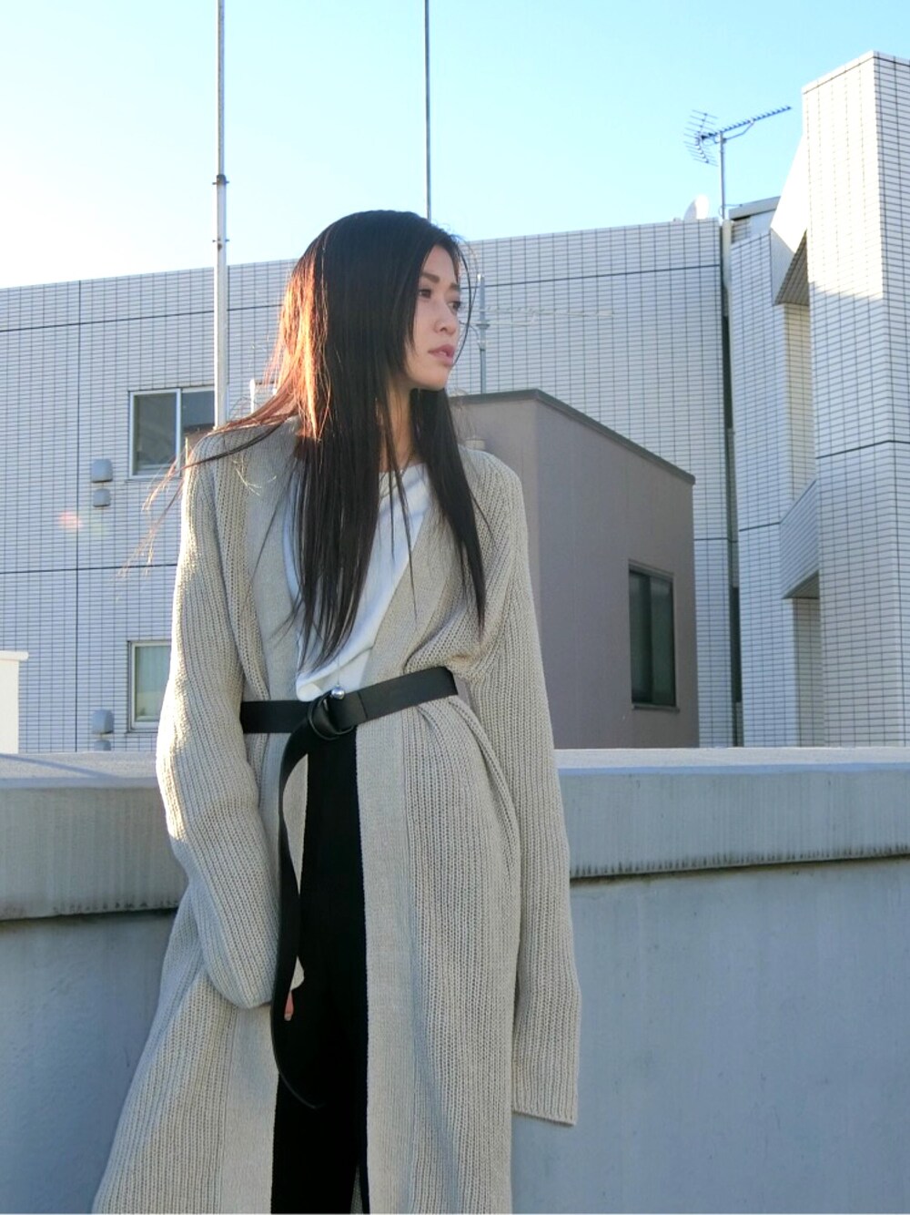 ベージュ系のカーディガン/ボレロを着用したレディースの春コーディネートの1枚目の写真