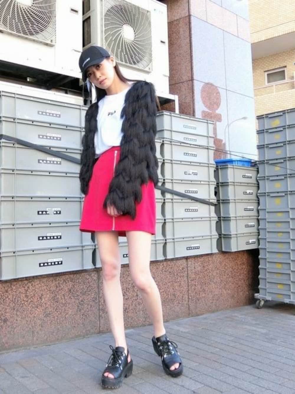 ホワイト系のTシャツ/カットソー、ブラック系のサンダル、ブラック系のカーディガン/ボレロを着用したレディースの春コーディネートの1枚目の写真