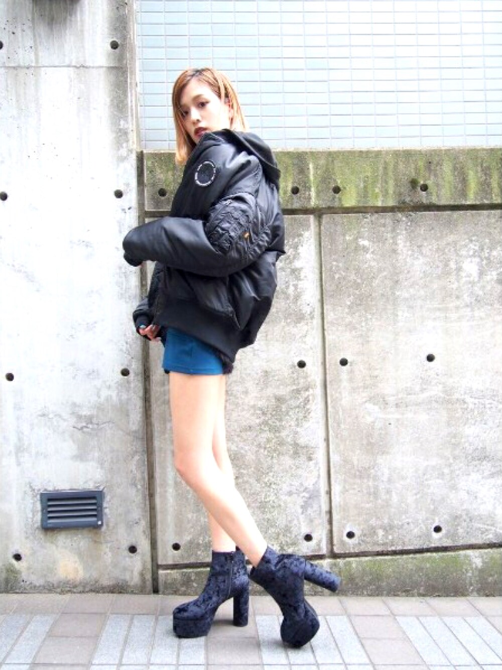 「シンプルコーデ、alpha、MA-1、ブラックコーデ、EMODA、EMODASTAFF、outfit」｜「EMODAのEMODA×ALPHA ドロップショルダーMA-1 NATUS（MA-1、ブラック系）」を使った、EMODA Official_STAFFさん（レディース・164cm）の秋コーディネートの1枚目の写真