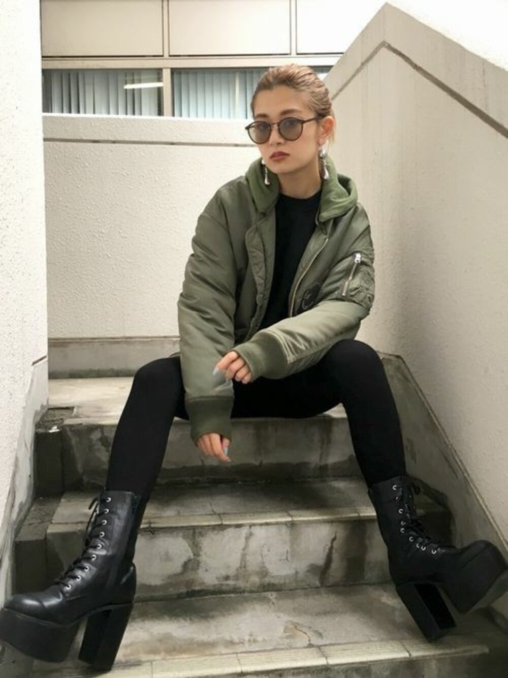 「カジュアル、MA-1、コラボ、EMODA、alpha、カジュアルコーデ、EMODASTAFF」｜「EMODAのEMODA×ALPHA ドロップショルダーMA-1 NATUS（MA-1、グリーン系）」を使った、EMODA Official_STAFFさん（レディース・160cm）の秋コーディネートの1枚目の写真