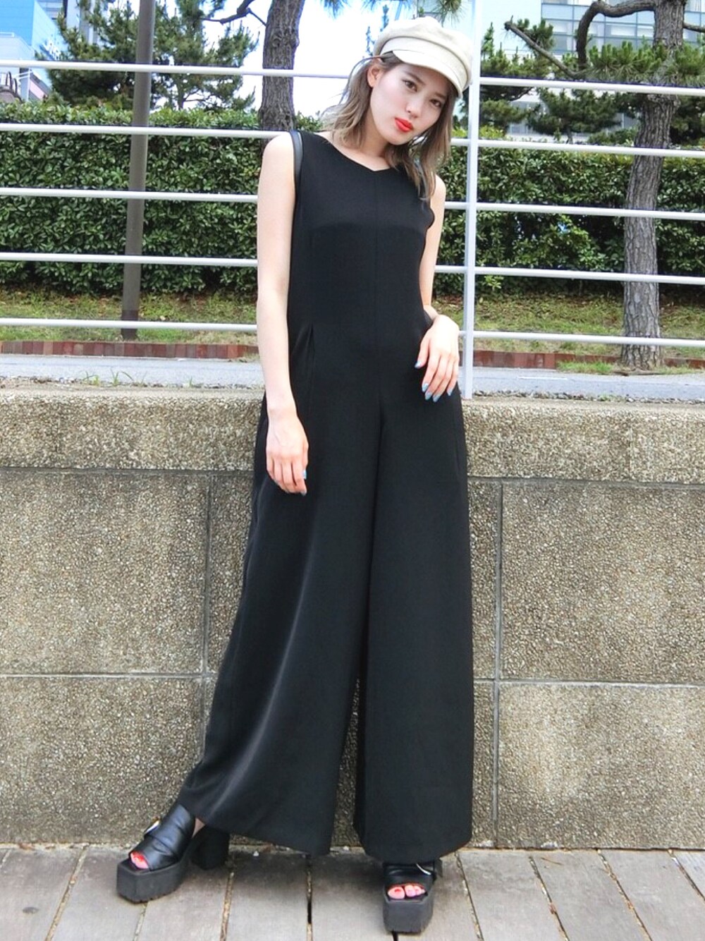「EMODA、EMODASTAFF、夏コーデ、ラクチンコーデ、オールインワン、ブラック、サンダル、大人カジュアル、ootd、outfit」｜「EMODAのバックタイオールインワン（つなぎ/オールインワン、ブラック系）」を使った、EMODA Official_STAFFさん（レディース・160cm）の夏コーディネートの1枚目の写真