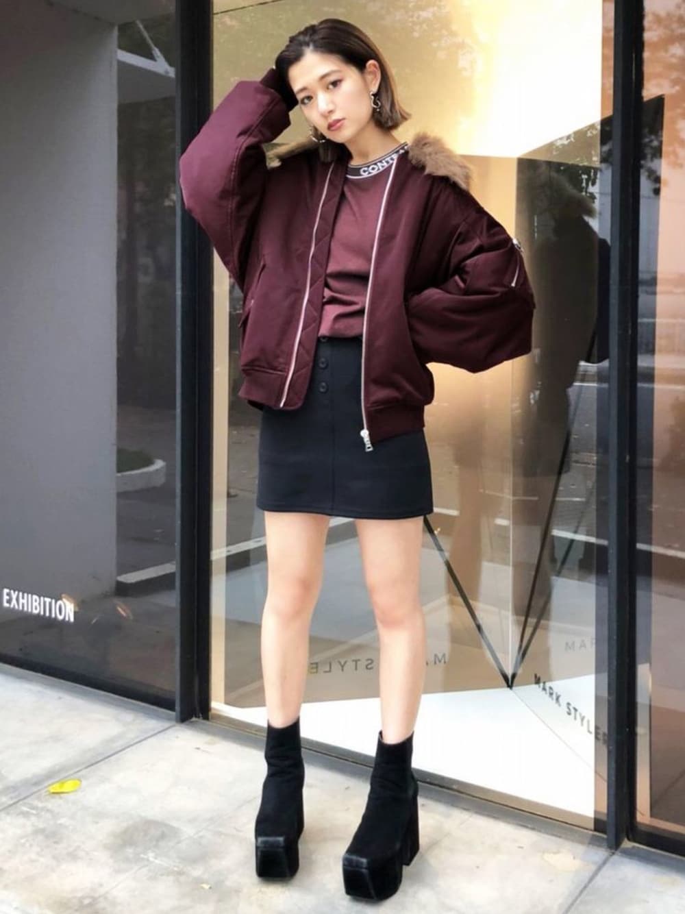 レッド系のブルゾン、ブラウン系のTシャツ/カットソー、その他のブーツを着用したレディースの秋コーディネートの1枚目の写真