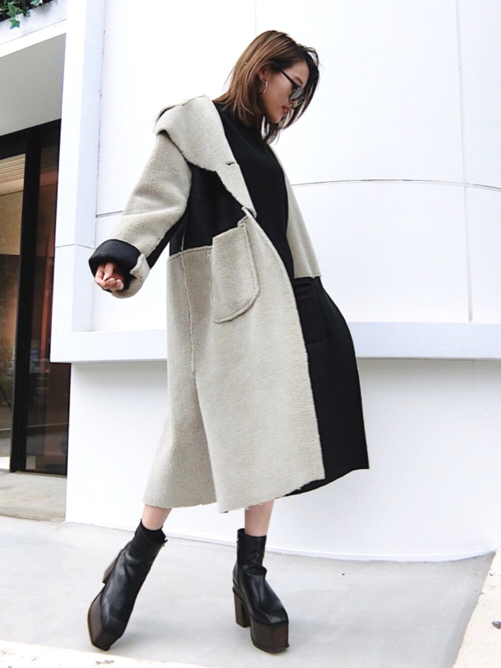 「EMODA、EMODASTAFF、オトナカジュアル、ムートンコート、リバーシブル、ワンピース、ブラック、ブーツ、秋冬、ootd」｜「EMODAのリバーシブルムートンコート（ムートンコート、その他）」を使った、EMODA Official_STAFFさん（レディース・160cm）の秋コーディネートの1枚目の写真