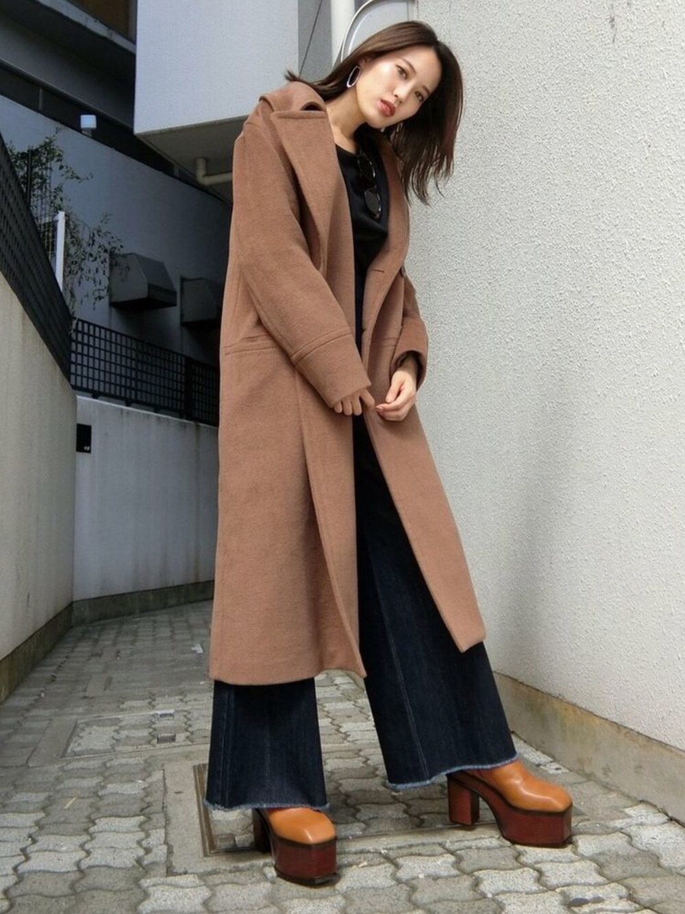 「EMODA、EMODASTAFF、秋冬、オトナ女子、シンプル、大人カジュアル、チェスターコート、コート、キャメル、ブーツ」｜「EMODAのロングウールコート（チェスターコート、イエロー系）」を使った、EMODA Official_STAFFさん（レディース・160cm）の秋コーディネートの1枚目の写真