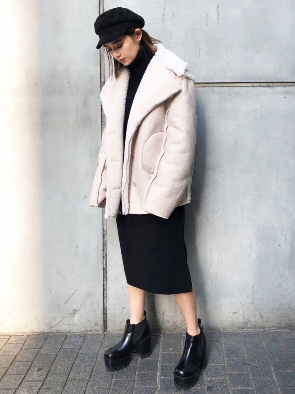 「EMODA、EMODASTAFF、秋冬コーデ、ムートンコート、ベージュ、ワンピース、ブラック、ブーツ、オトナ女子、ootd」｜「EMODAのWフェイスバルキーフェイクムートンコート（ムートンコート、ベージュ系）」を使った、EMODA Official_STAFFさん（レディース・160cm）の秋コーディネートの1枚目の写真
