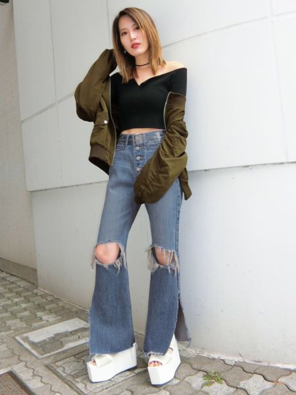 「EMODA、EMODASTAFF、大人カジュアル、カジュアルコーデ、MA-1、デニム、デニムパンツ、クラッシュデニム、パンツスタイル、サンダル」｜「EMODAの2WAYリブニット（Tシャツ/カットソー、ブラック系）」を使った、EMODA Official_STAFFさん（レディース・160cm）の冬コーディネートの1枚目の写真