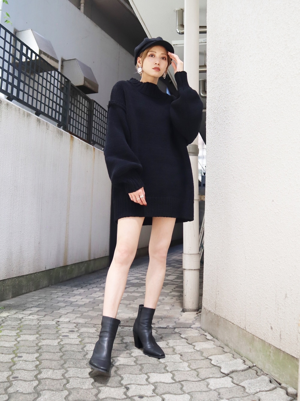 ブラック系のワンピース、ブラック系のブーツ、ブラック系のキャスケットを着用したレディースの秋コーディネートの1枚目の写真