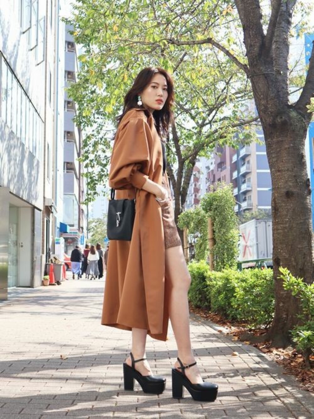 「トレンチコート、ショートパンツ、EMODA、大人カジュアル、ハイヒール、ブラウン、大人コーデ、春、春コーデ、EMODASTAFF」｜「EMODAのバルキースリーブトレンチコート（トレンチコート、ブラウン系）」を使った、EMODA Official_STAFFさん（レディース・164cm）の冬コーディネートの1枚目の写真