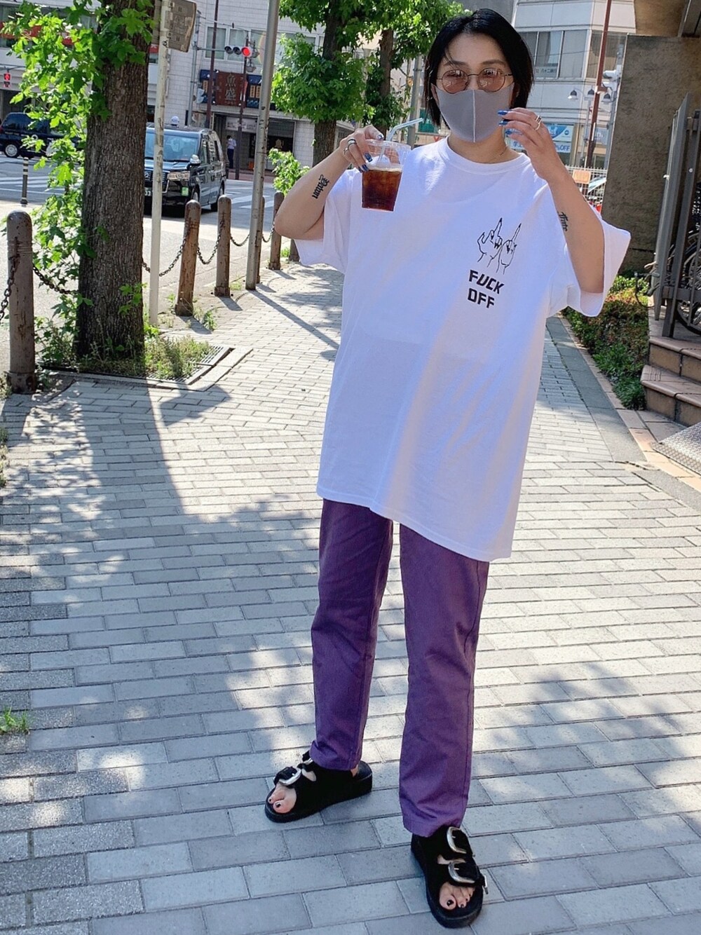 「夏、シェフパンツ、カラーパンツ、ロゴT、白Tシャツ、Tシャツ、サンダルコーデ、ゆるコーデ、大人カジュアル、夏だ！Tシャツ着よう！」｜「GUのアイテム（パンツ、パープル系）」を使った、楓さん（レディース・158cm）の夏コーディネートの1枚目の写真