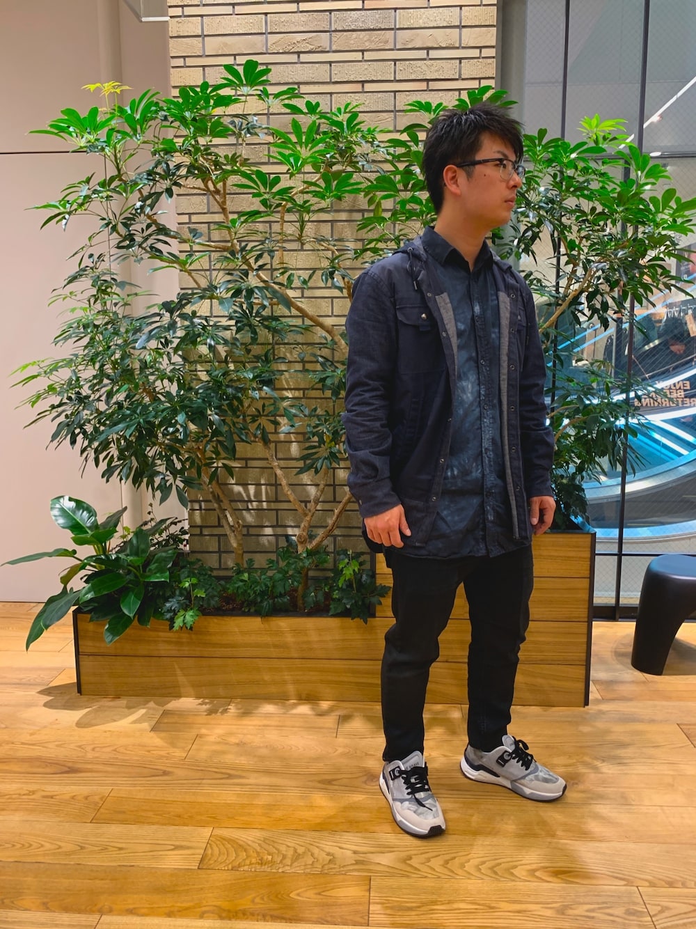 ブルー系のデニムジャケット、ブルー系のシャツ/ブラウス、ブラック系のデニムパンツを着用したメンズの秋コーディネートの1枚目の写真