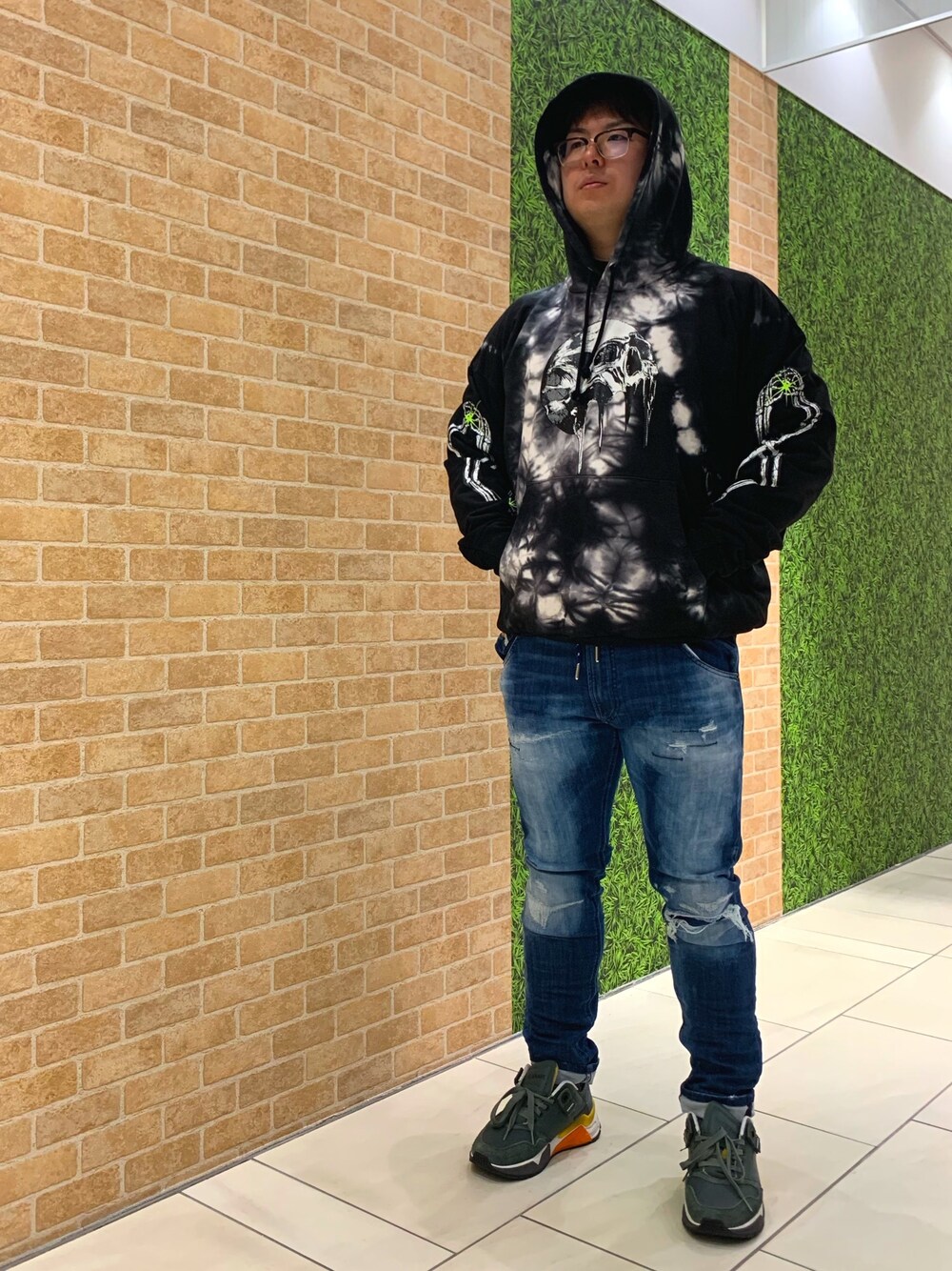 「デニム、Diesel、DIESEL BLAC GOLD、デブでもオシャレしたい、オーバーサイズ」｜「DIESELのアイテム（パーカー、ブラック系）」を使った、hide1044さん（メンズ・174cm）の冬コーディネートの1枚目の写真