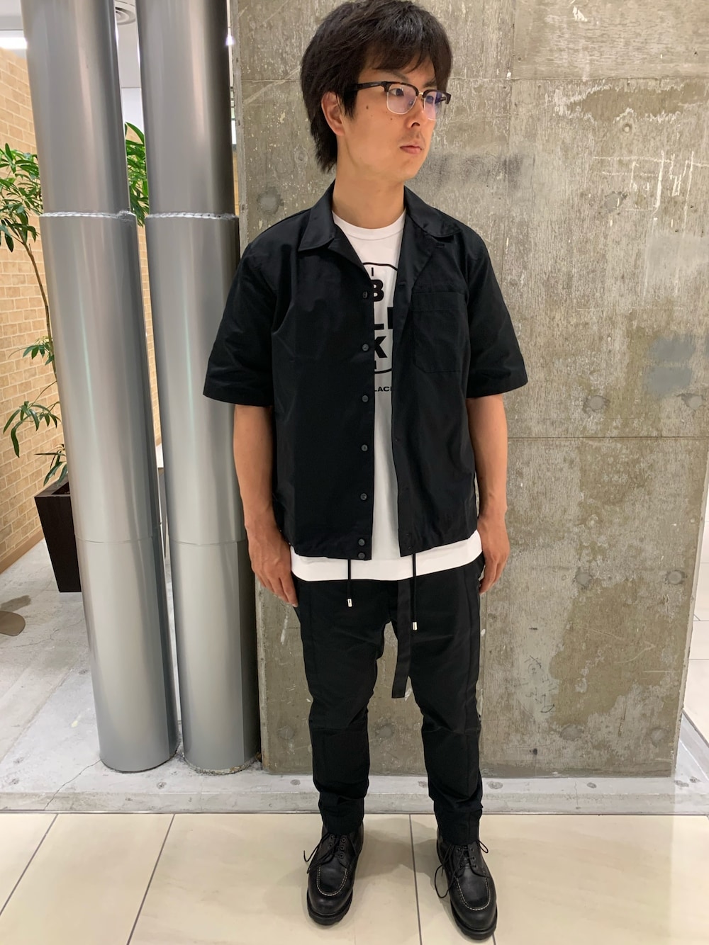 ブラック系のシャツ/ブラウス、ホワイト系のTシャツ/カットソー、ブラック系のスラックスを着用したメンズの夏コーディネートの1枚目の写真