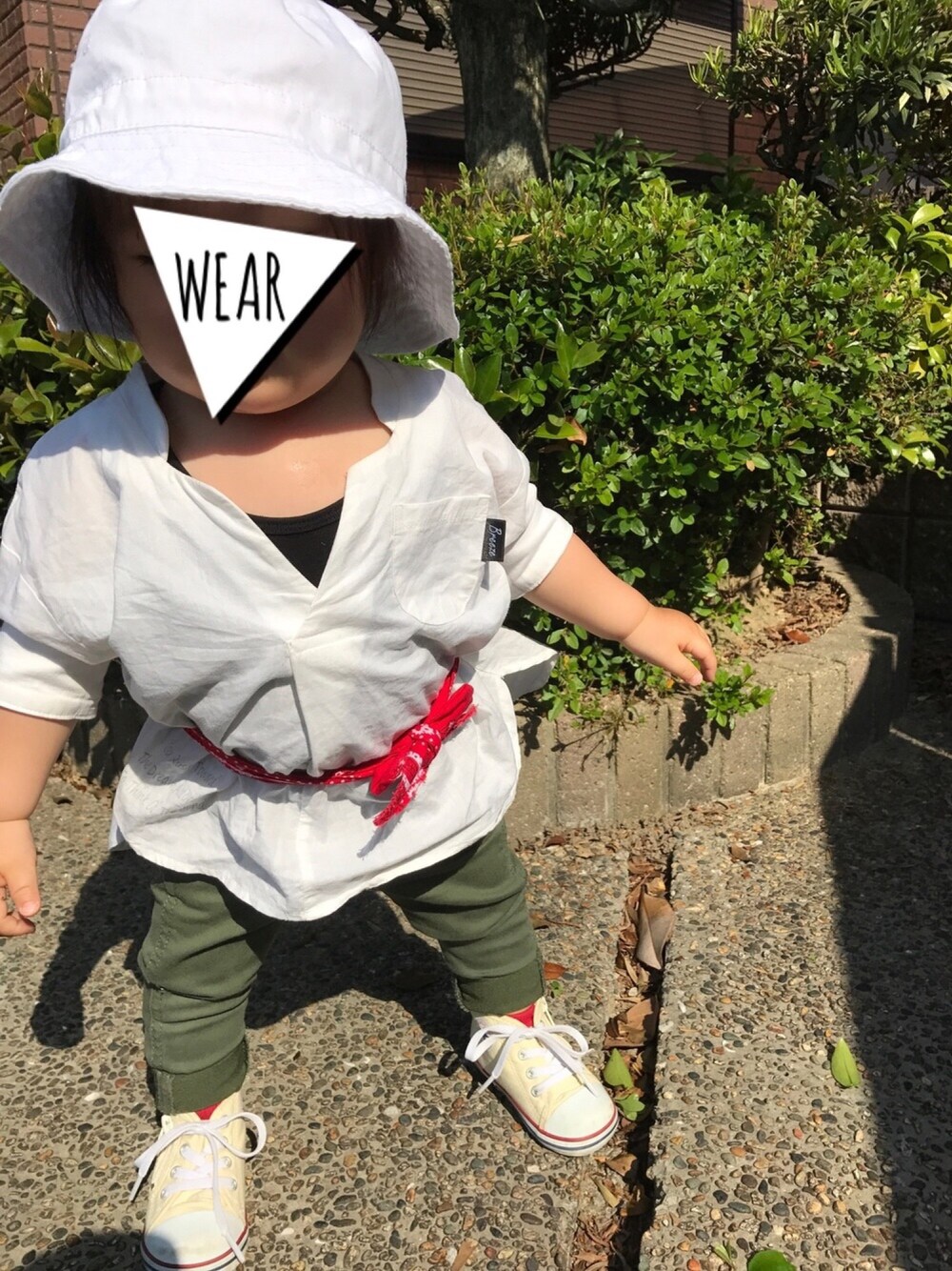 ホワイト系のシャツ/ブラウス、グリーン系のその他パンツ、ホワイト系のスニーカーを着用したキッズの春コーディネートの1枚目の写真