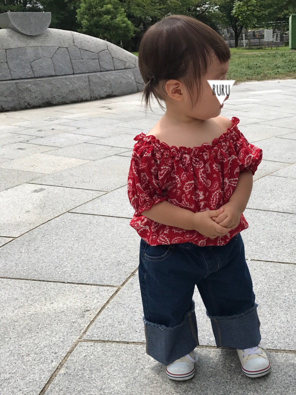 「オフショル、オフショルダー、ペイズリー、ワイドパンツ、デニム、カットオフデニム、フリンジデニム、フリンジ、ワイドパンツ×スニーカー、コンバース」｜「Right-onの【MPS】バンダナトップス（シャツ/ブラウス、レッド系）」を使った、RuRu..☺︎さん（キッズ・80cm）の夏コーディネートの1枚目の写真