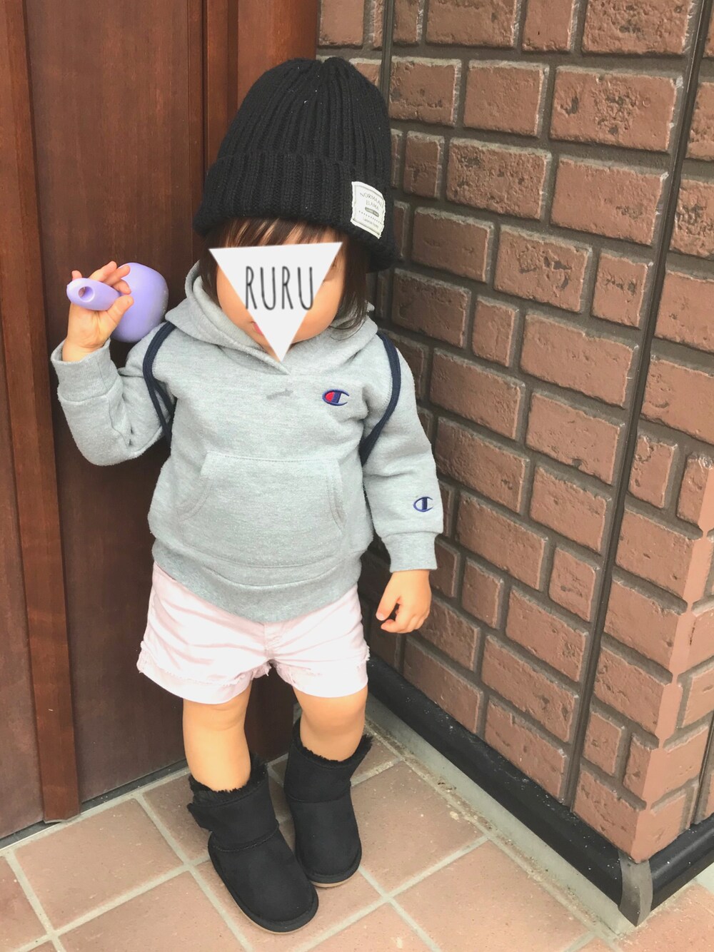 ピンク系のデニムパンツ、グレー系のバックパック/リュック、ブラック系のニットキャップ/ビーニーを着用したキッズの秋コーディネートの1枚目の写真