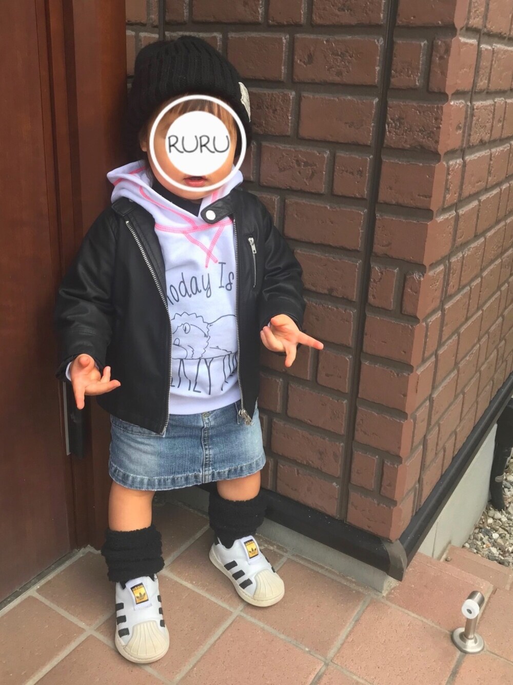 ブルー系のTシャツ/カットソー、ホワイト系のパーカー、ブルー系のデニムスカートを着用したキッズの冬コーディネートの1枚目の写真