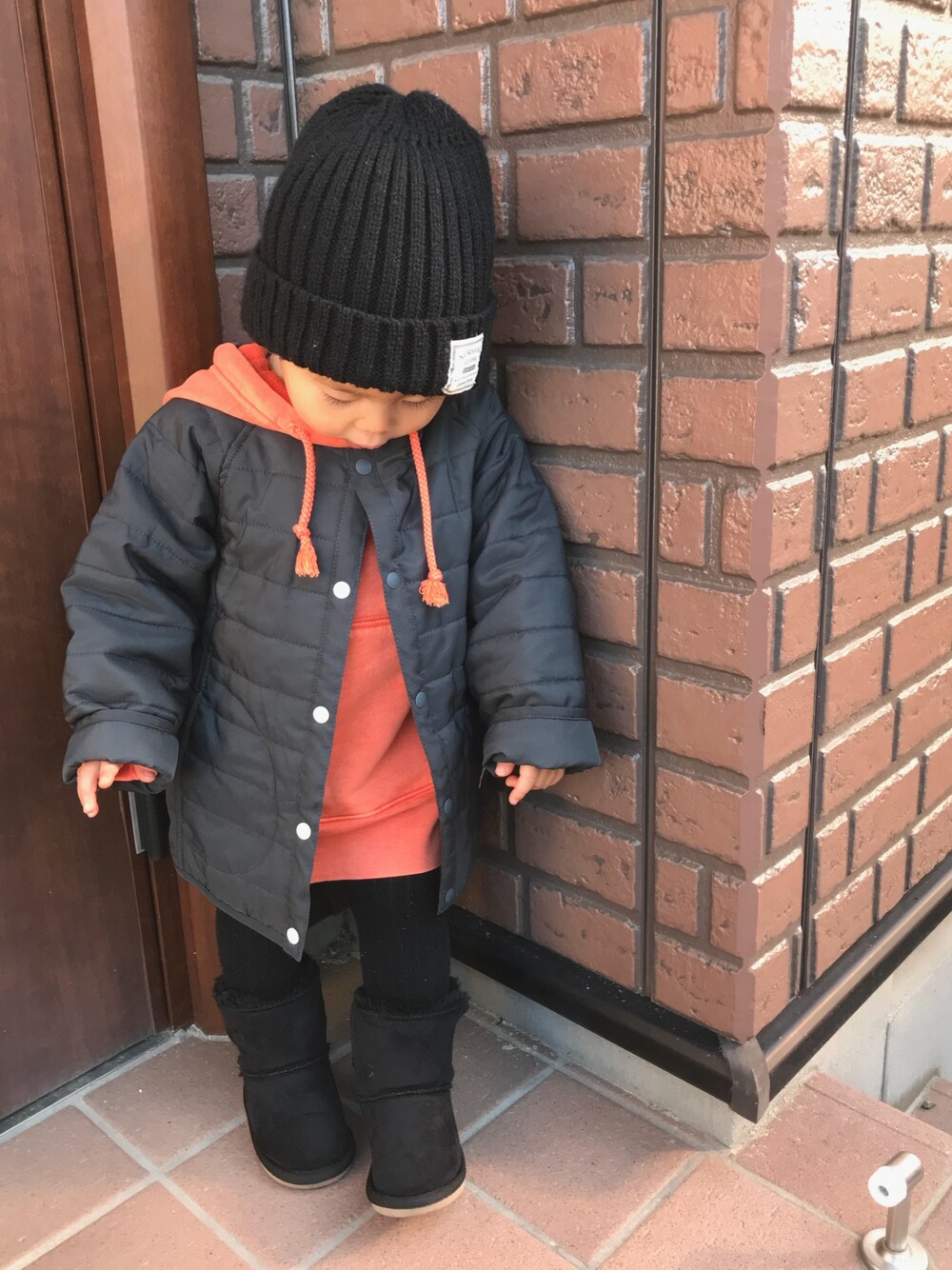 「ニット帽、パーカー、インナーダウン、ニットレギンス、レギンス、ムートンブーツ、ブーツ、オレンジ、グレー、ブラック」｜「西松屋のアイテム（ニットキャップ/ビーニー、ブラック系）」を使った、RuRu..☺︎さん（キッズ・80cm）の冬コーディネートの1枚目の写真