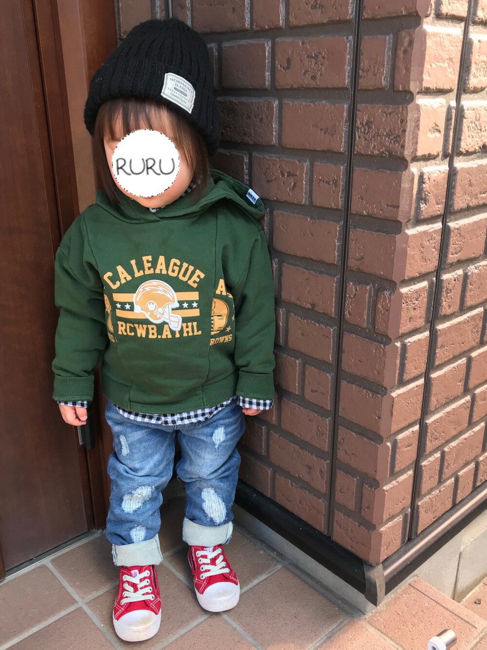 「ニット帽、パーカー、ギンガムチェック、ギンガムチェックシャツ、シャツ、シャツイン、ダメージデニムパンツ、ダメージデニム、クラッシュデニム、カジュアル」｜「西松屋のアイテム（ニットキャップ/ビーニー、ブラック系）」を使った、RuRu..☺︎さん（キッズ・80cm）の冬コーディネートの1枚目の写真