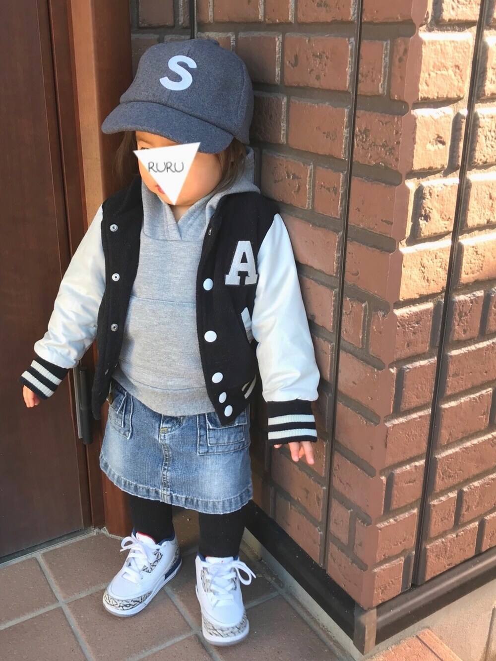 「キャップ、スタジャン、パーカー、グレーパーカー、デニムスカート、スカート、レギンス、ハイカットスニーカー、スニーカー、Jordan」｜「petit mainのイニシャルワッペン付きスタジャン（スタジャン、ブラック系）」を使った、RuRu..☺︎さん（キッズ・80cm）の冬コーディネートの1枚目の写真