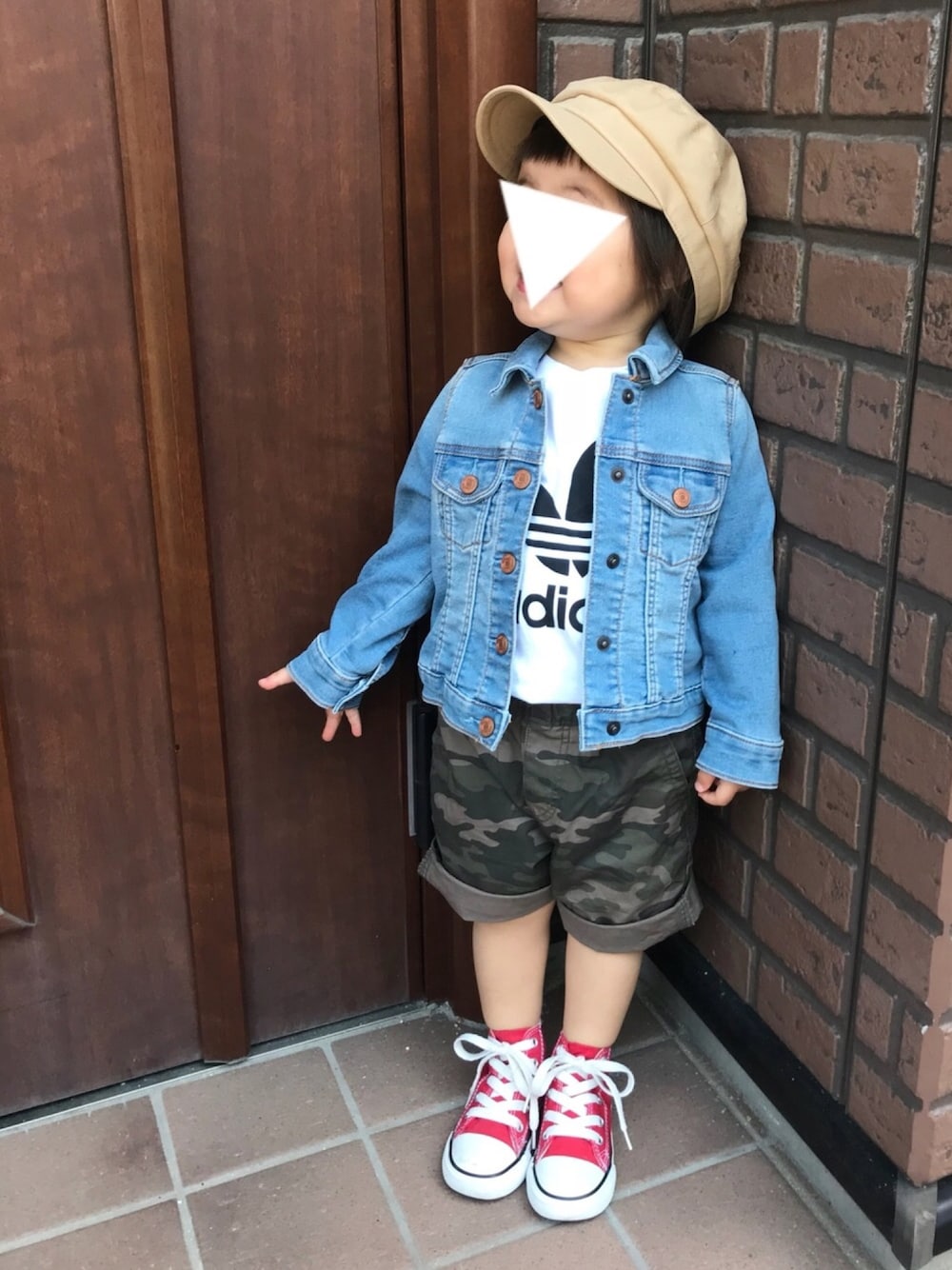 「キャスケット、adidas、白Tシャツ、ロゴT、デニムジャケット、カモフラ、ハーフパンツ、converse、ハイカットスニーカー、リンクコーデ」｜「GUのアイテム（キャスケット、ベージュ系）」を使った、RuRu..☺︎さん（キッズ・80cm）の春コーディネートの1枚目の写真