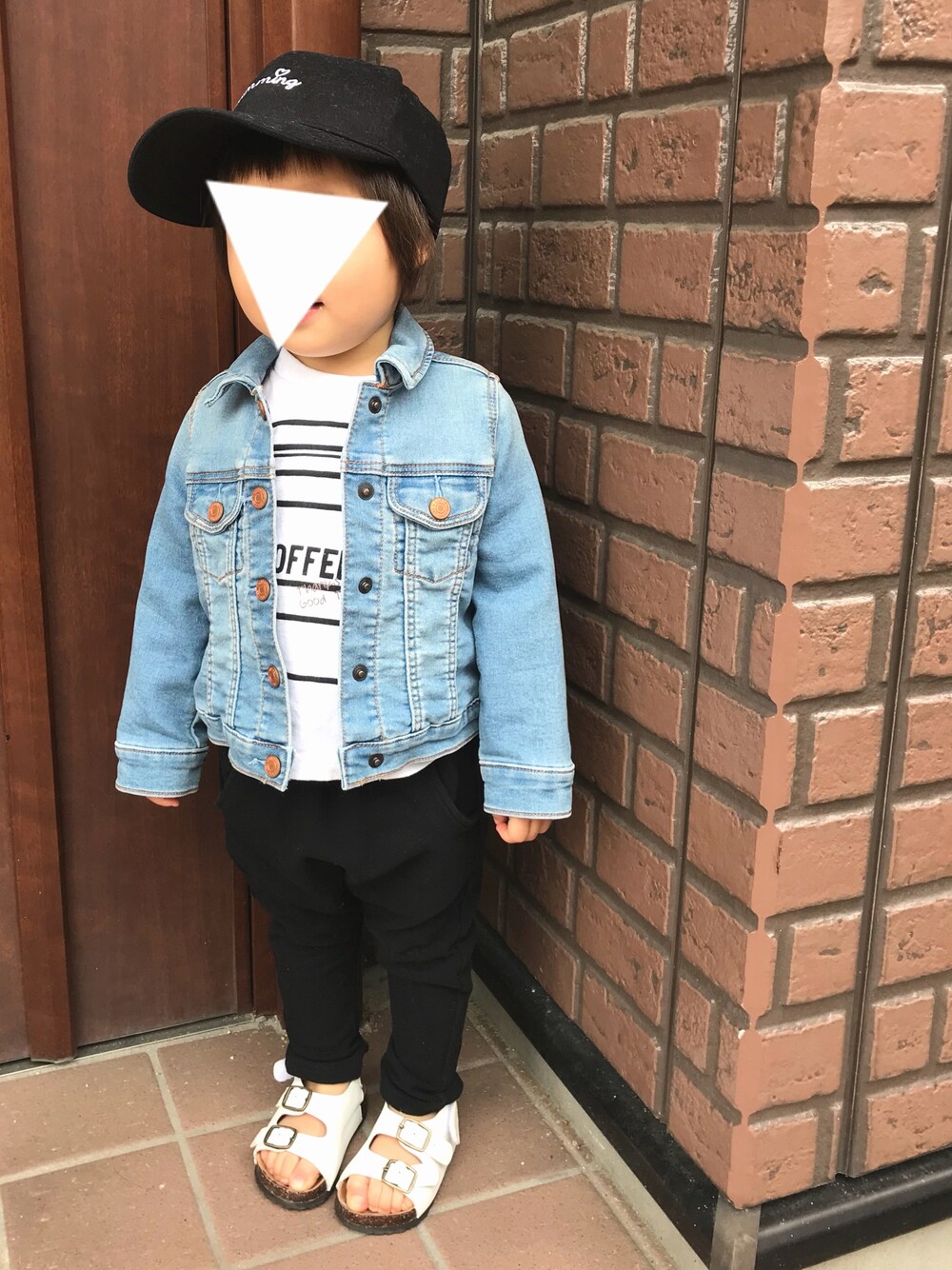 ホワイト系のTシャツ/カットソー、ブルー系のその他アウター、ブラック系のパンツを着用したキッズの春コーディネートの1枚目の写真