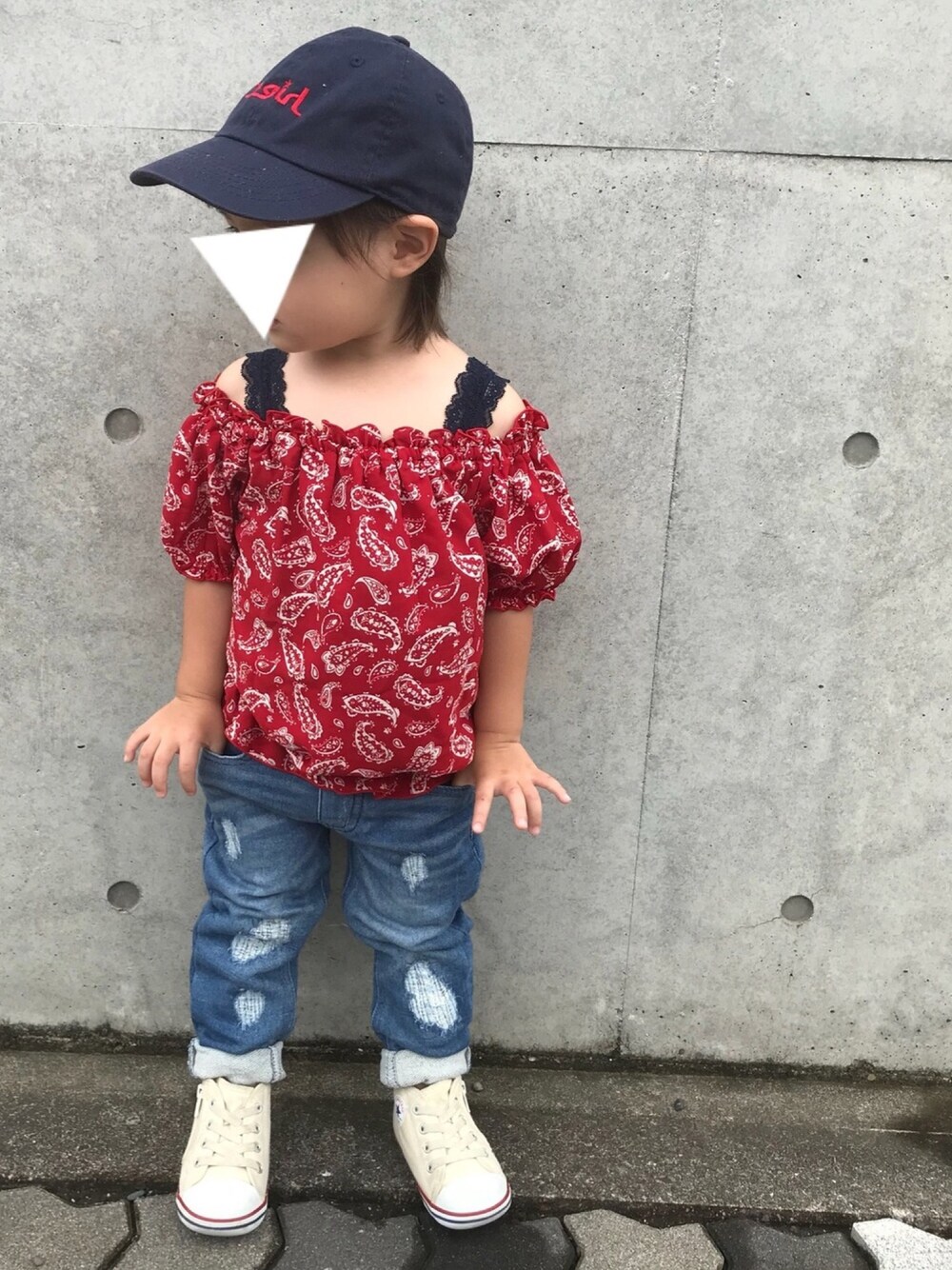 ブルー系のキャミソール、レッド系のシャツ/ブラウス、ブルー系のその他パンツを着用したキッズの夏コーディネートの1枚目の写真