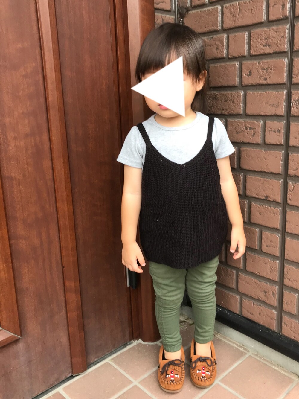 「秋服準備はじめました、おだんごヘアー、ニットキャミソール、ニット、スキニーパンツ、スキニー、カーキ、カーキパンツ、モカシン」｜「Right-onの【MPS】畦編みニットキャミソール（ニット/セーター、ブラック系）」を使った、RuRu..☺︎さん（キッズ・90cm）の秋コーディネートの1枚目の写真