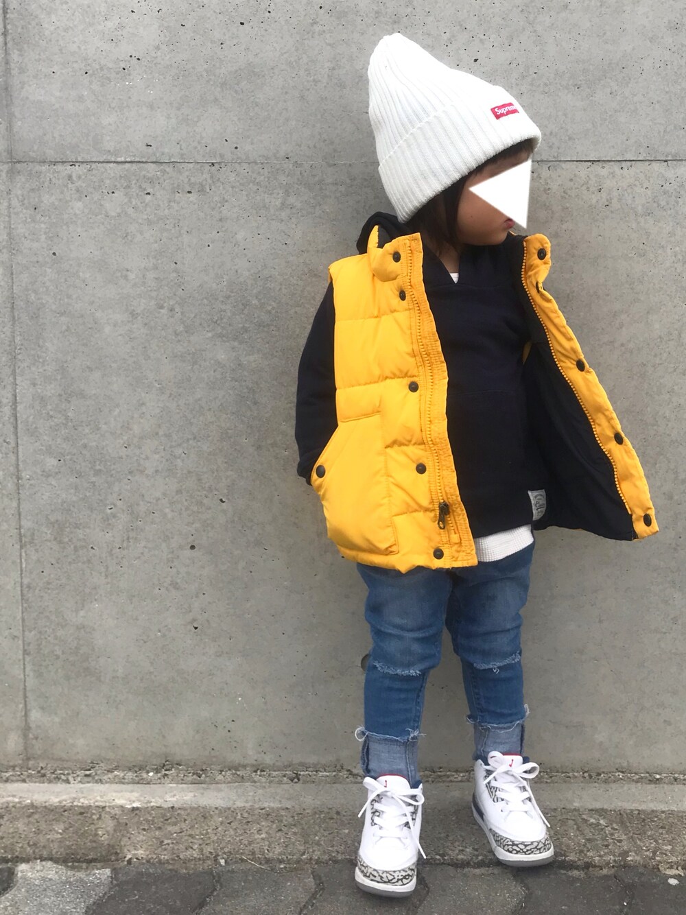 ホワイト系のTシャツ/カットソー、イエロー系のその他アウター、ブルー系のその他パンツを着用したキッズの冬コーディネートの1枚目の写真