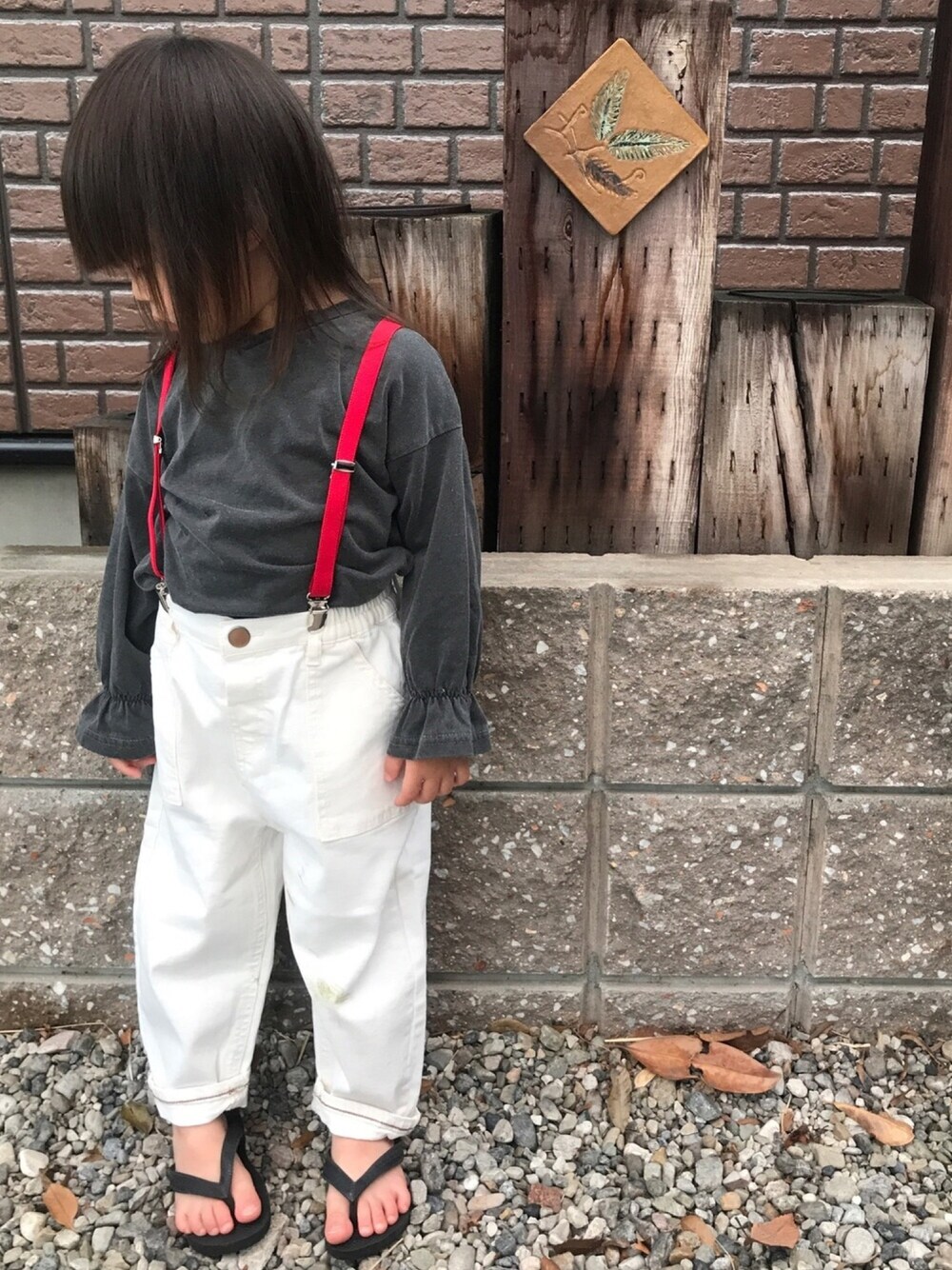 「ロンT、袖フリル、Vネック、白パンツ、ゆるパンツ、サスペンダー、ビーチサンダル」｜「Right-onの【MPS】袖ギャザーロンＴ（Tシャツ/カットソー、グレー系）」を使った、RuRu..☺︎さん（キッズ・90cm）の夏コーディネートの1枚目の写真