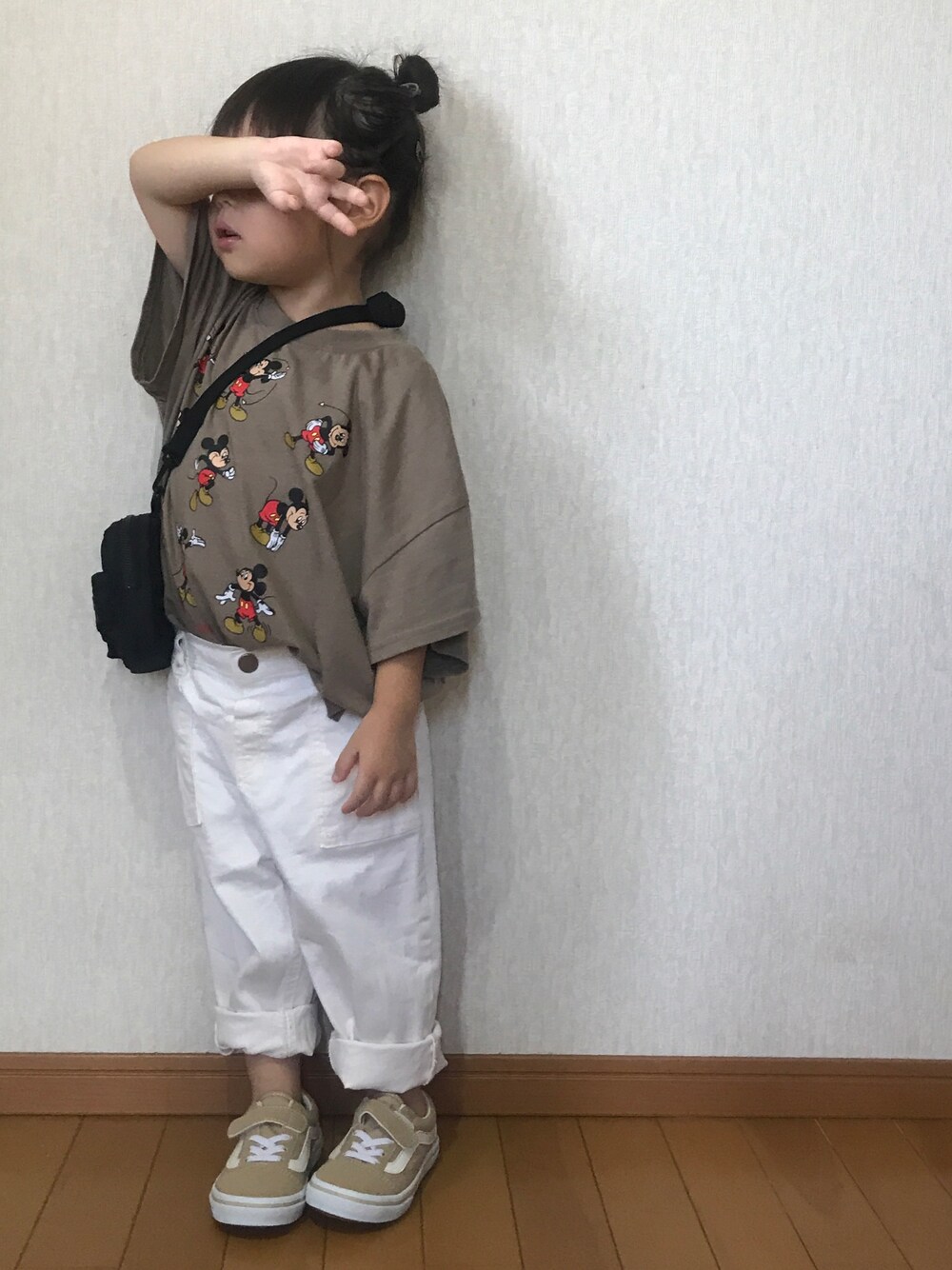 「ビッグシルエット、ビッグT、キャラT、白パンツ、ZARA、ゆるゆる、ゆるコーデ、ベージュコーデ、ワントーンコーデ、ショルダーバッグ」｜「b・ROOMの【DISNEY】ビッグシルエット半袖Tシャツ（Tシャツ/カットソー、ベージュ系）」を使った、RuRu..☺︎さん（キッズ・90cm）の夏コーディネートの1枚目の写真