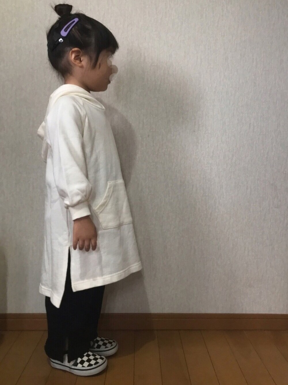 「おだんごヘアー、パーカー、パーカーワンピース、ワンピース、スリットパンツ、ワイドパンツ、リブパンツ、スリッポン、チェッカーフラッグ、モノトーン」｜「WEGOのWEGO/カラーヘアピン（ヘアピン、パープル系）」を使った、RuRu..☺︎さん（キッズ・90cm）の秋コーディネートの1枚目の写真
