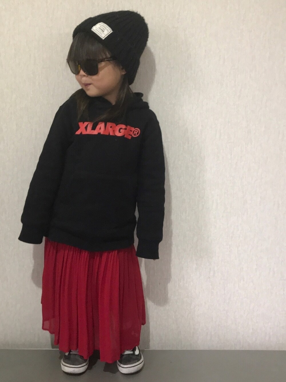 「やっぱりストリートが好き、ストリート、ストリートMIX、ニット帽、サングラス、ロゴスウェット、パーカー、プリーツスカート、ロングスカート、オールドスクール」｜「XLARGE KIDSのスタンダードロゴ長袖スウェットパーカー（パーカー、ブラック系）」を使った、RuRu..☺︎さん（キッズ・90cm）の秋コーディネートの1枚目の写真