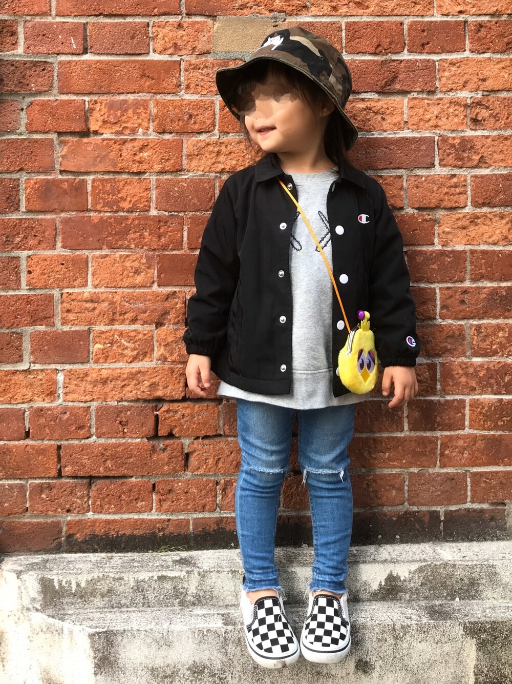 「やっぱりストリートが好き、バケットハット、カモフラ、コーチジャケット、UNIQLO、kaws、ポシェット、スキニーデニム、スリッポン、親子コーデ」｜「STUSSYのKids Original Stock Washed Crusher（ハット、その他）」を使った、RuRu..☺︎さん（キッズ・90cm）の秋コーディネートの1枚目の写真