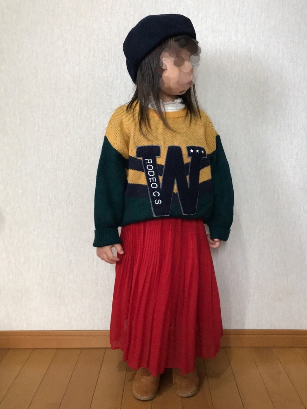 「クリスマス、クリスマスカラー、ベレー帽、ニット、ロゴニット、フリルネック、レイヤードスタイル、プリーツスカート、ロングスカート、マキシスカート」｜「BRANSHESのフランネルベレー帽（ハンチング/ベレー帽、ブルー系）」を使った、RuRu..☺︎さん（キッズ・90cm）の冬コーディネートの1枚目の写真