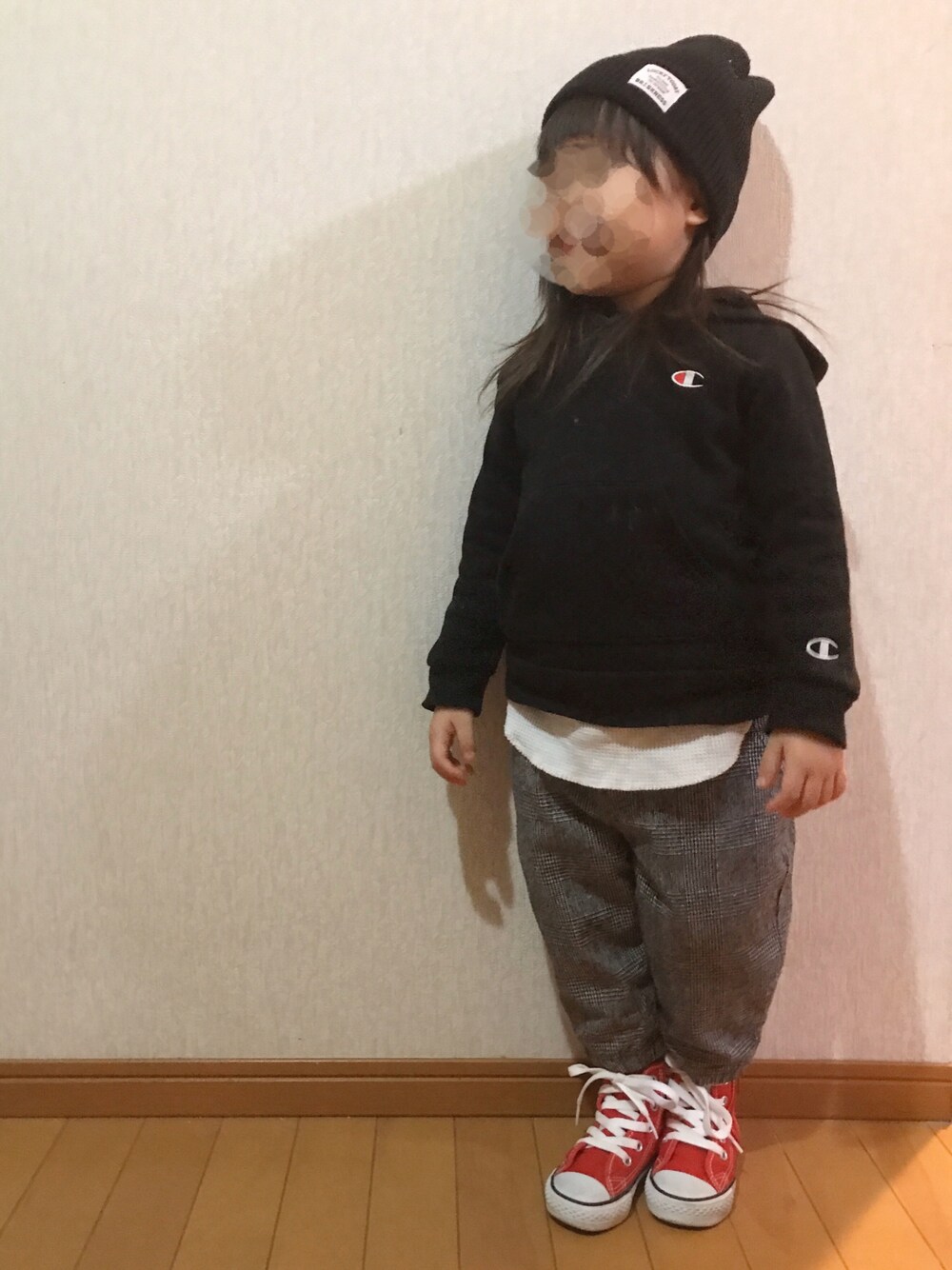 「ニット帽、レイヤードスタイル、Champion、パーカー、グレンチェック、サルエルパンツ、ハイカットスニーカー、converse」｜「Right-onの【MPS】スリットネック布帛切替セット（アンサンブル、ブルー系）」を使った、RuRu..☺︎さん（キッズ・90cm）の冬コーディネートの1枚目の写真