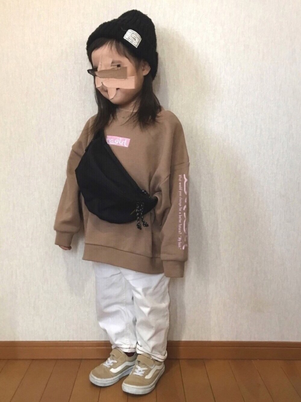 ブラウン系のスウェット、ホワイト系のパンツ、ベージュ系のスニーカーを着用したキッズの冬コーディネートの1枚目の写真