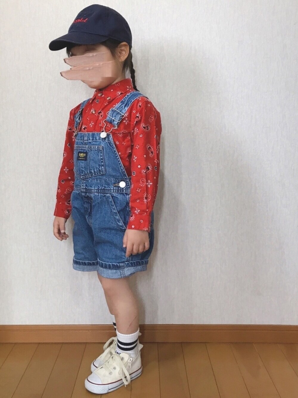ホワイト系のスニーカー、ブルー系のキャップ、その他のソックス/靴下を着用したキッズの春コーディネートの1枚目の写真