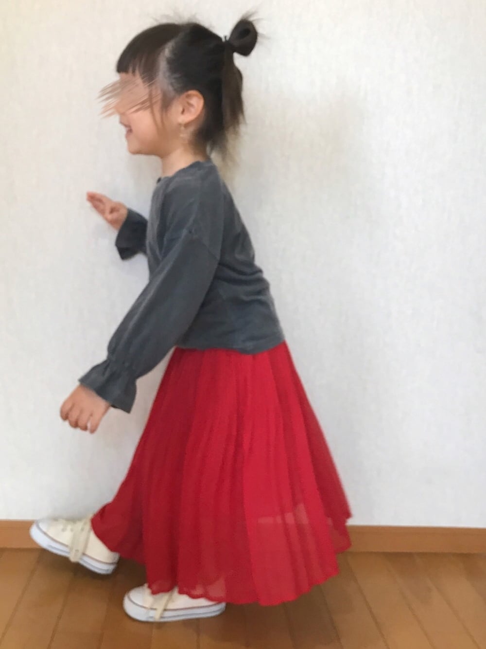 「ロンT、フリル、無地、ロングスカート、プリーツスカート、赤いスカート、コンバース、スニーカーコーデ、春コーデ、シンプル」｜「Right-onの【MPS】袖ギャザーロンＴ（Tシャツ/カットソー、グレー系）」を使った、RuRu..☺︎さん（キッズ・100cm）の春コーディネートの1枚目の写真