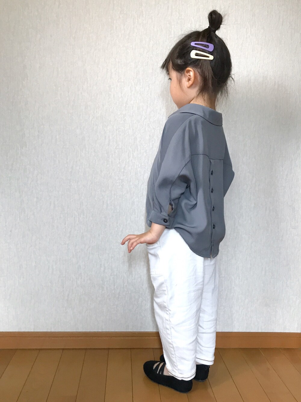 「ゆるコーデ、シャツスタイル、抜き襟、リラックススタイル、白パンツ、バレエシューズ、シンプル、ZARA、ZARA KIDS」｜「Right-onの【MPS】抜き衿ブラウス（シャツ/ブラウス、グレー系）」を使った、RuRu..☺︎さん（キッズ・100cm）の春コーディネートの1枚目の写真