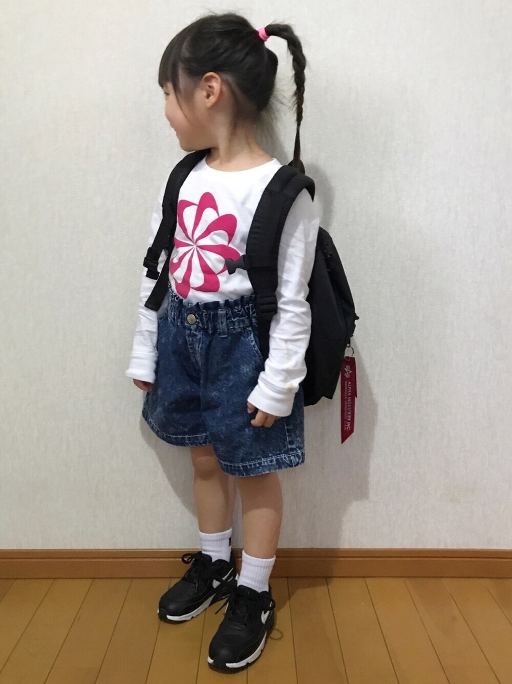 「ナイキ、レトロ、ロンT、ロゴT、ショートパンツ、ケミカルウォッシュ、エアマックス、AIR MAX、黒リュック、スポーツミックス」｜「NIKEの【NIKE】風車ロンT（Tシャツ/カットソー、ホワイト系）」を使った、RuRu..☺︎さん（キッズ・100cm）の春コーディネートの1枚目の写真