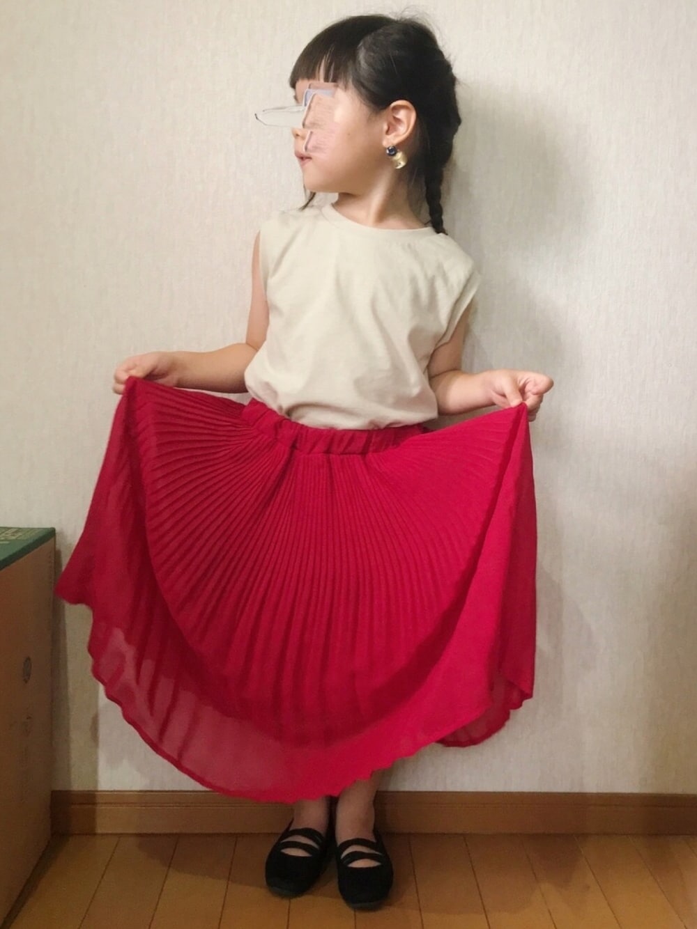 「夏コーデ、ノースリーブ、タンクトップ、プリーツスカート、ロングスカート、赤いスカート、赤、プチプラ、バレエシューズ」｜「devirockのボックスタンクトップ（タンクトップ、ベージュ系）」を使った、RuRu..☺︎さん（キッズ・100cm）の夏コーディネートの1枚目の写真