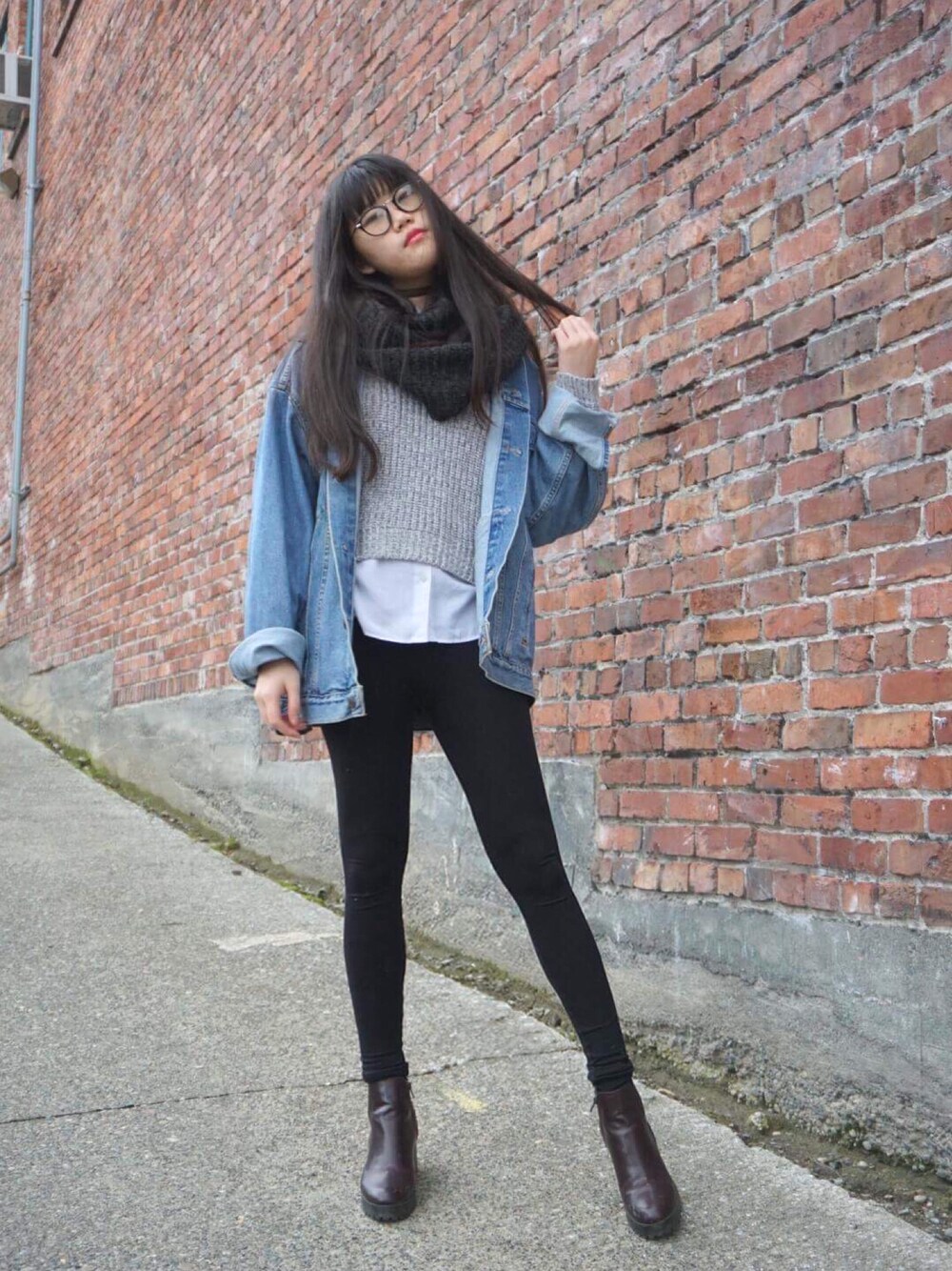 「ootd、outfit、denim、Seattle、USA、street」｜「Levi'sのアイテム（デニムジャケット、ブルー系）」を使った、Coco Hoさん（レディース・175cm）の春コーディネートの1枚目の写真
