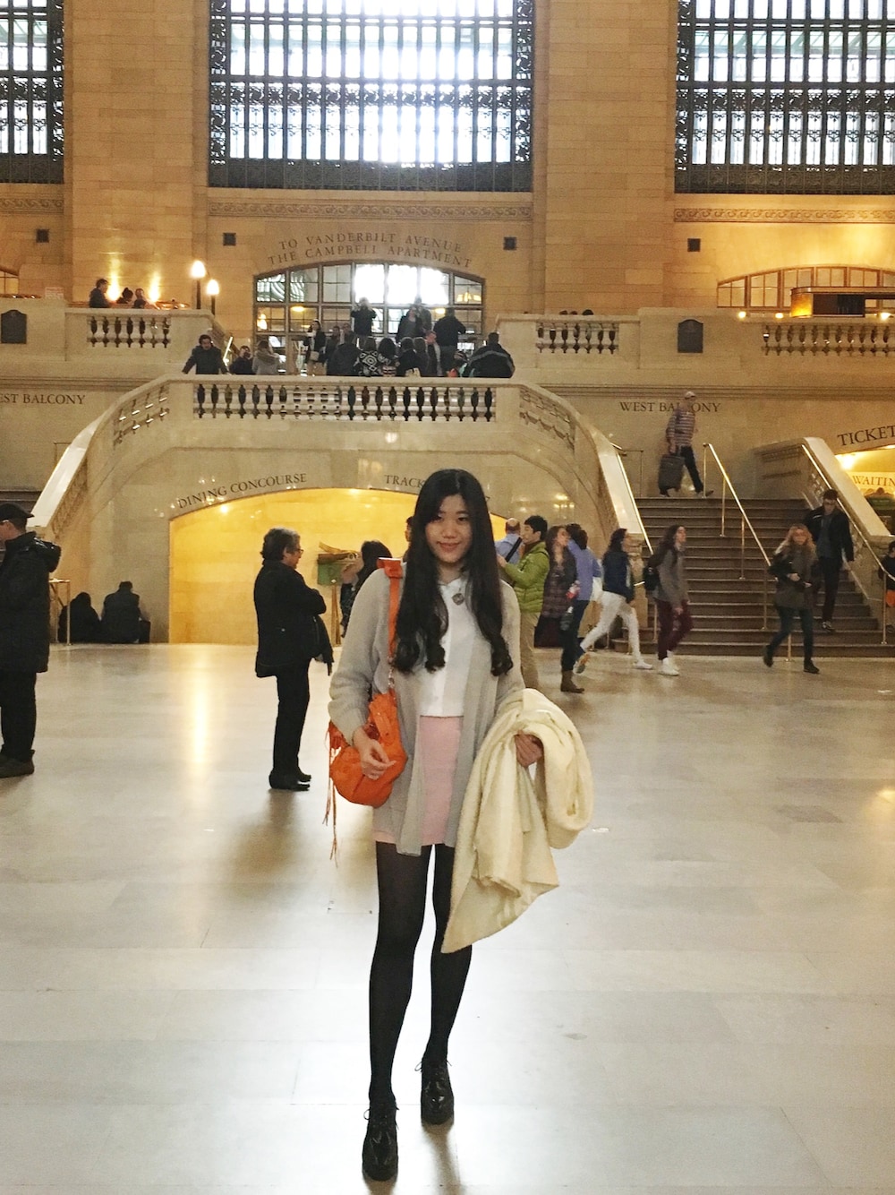 「NYC、ootd」｜「BALENCIAGAのアイテム（ハンドバッグ、オレンジ系）」を使った、Coco Hoさん（レディース・175cm）の春コーディネートの1枚目の写真