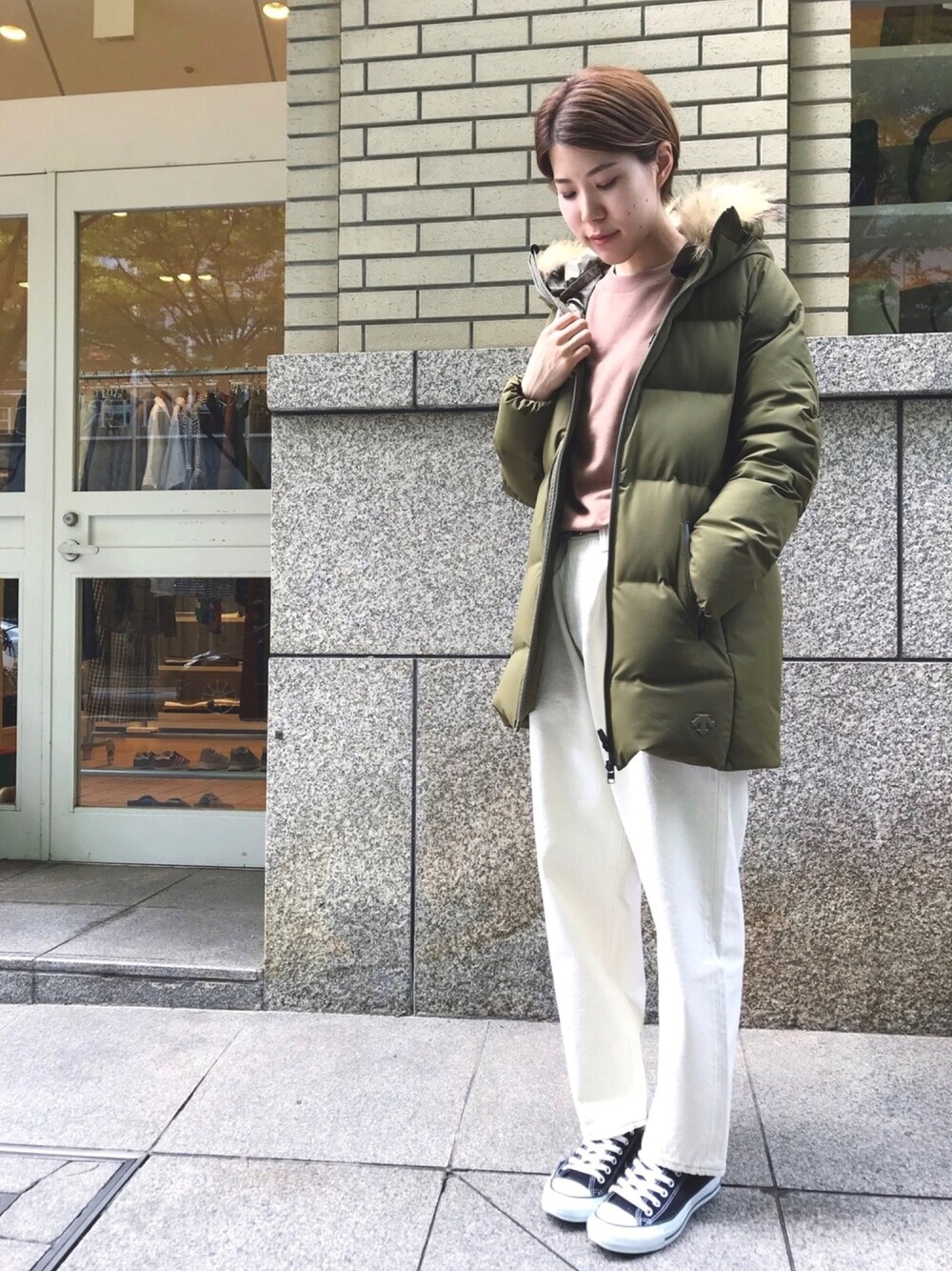 「水沢ダウン、DESCENTE ALLTERRAIN、DESCENTE、morris&sons、ホワイトデニム、ma'ry'ya、converse、ダウンスタイル、Bshop」｜「Morris & Sonsの【MORRIS & SONS】フレアチュニックカットソー WOMEN（Tシャツ/カットソー、ブラウン系）」を使った、ニシヤマさん（レディース・163cm）の夏コーディネートの1枚目の写真