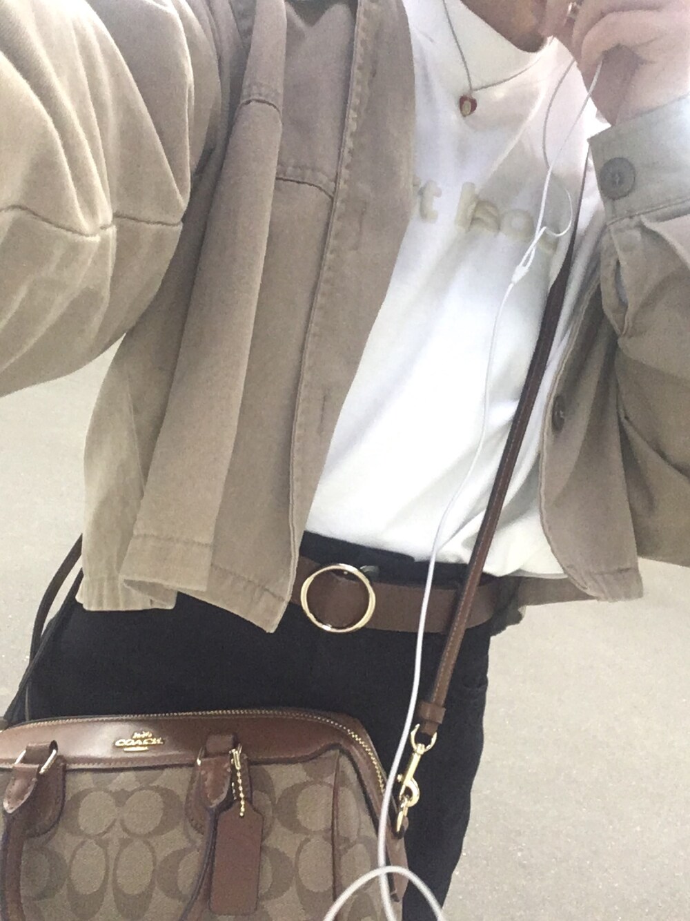 COACHのボストンバッグ（ブラウン系）を使った人気ファッション