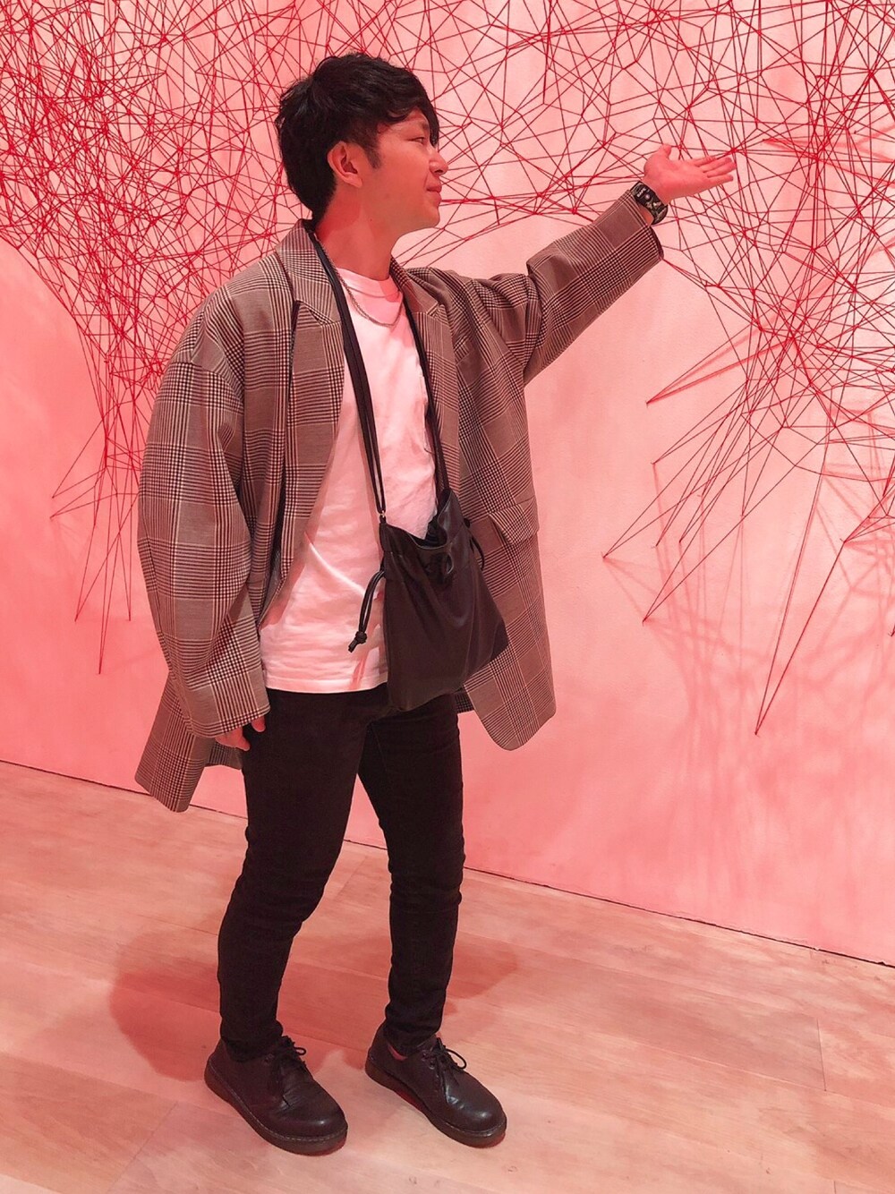 ブラック系のドレスシューズ、ブラック系のパンツ、ホワイト系のTシャツ/カットソーを着用したメンズの秋コーディネートの1枚目の写真