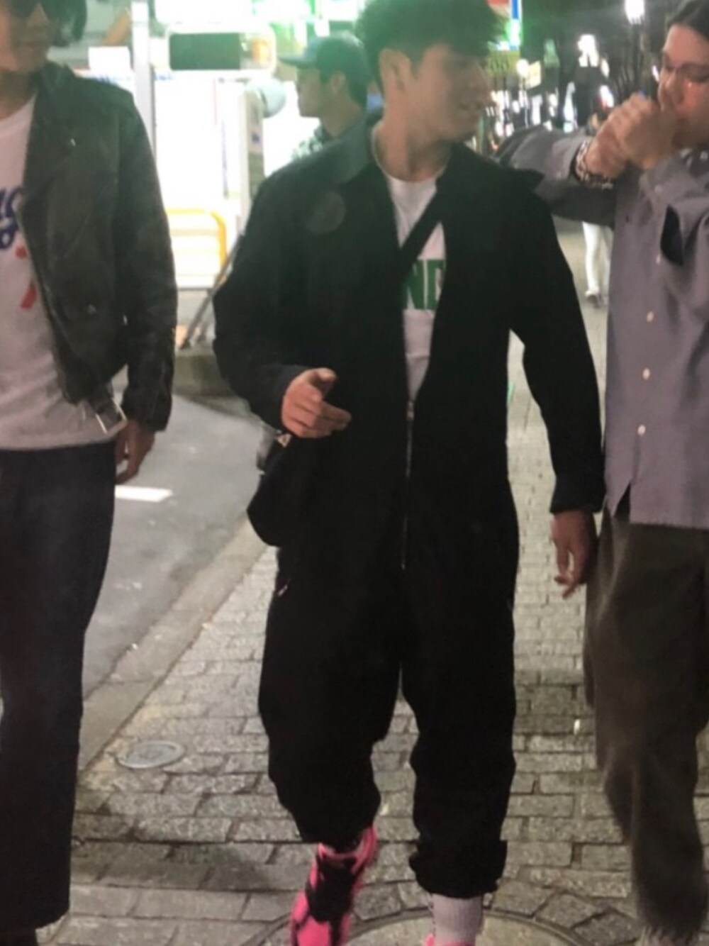 「street、streetstyle、mondays、黒、ラグジュアリーストリート、ストリート、ootd、モード、モードストリート」｜「alexanderwangのアイテム（つなぎ/オールインワン、ブラック系）」を使った、おやまこうたさん（メンズ・175cm）の夏コーディネートの1枚目の写真