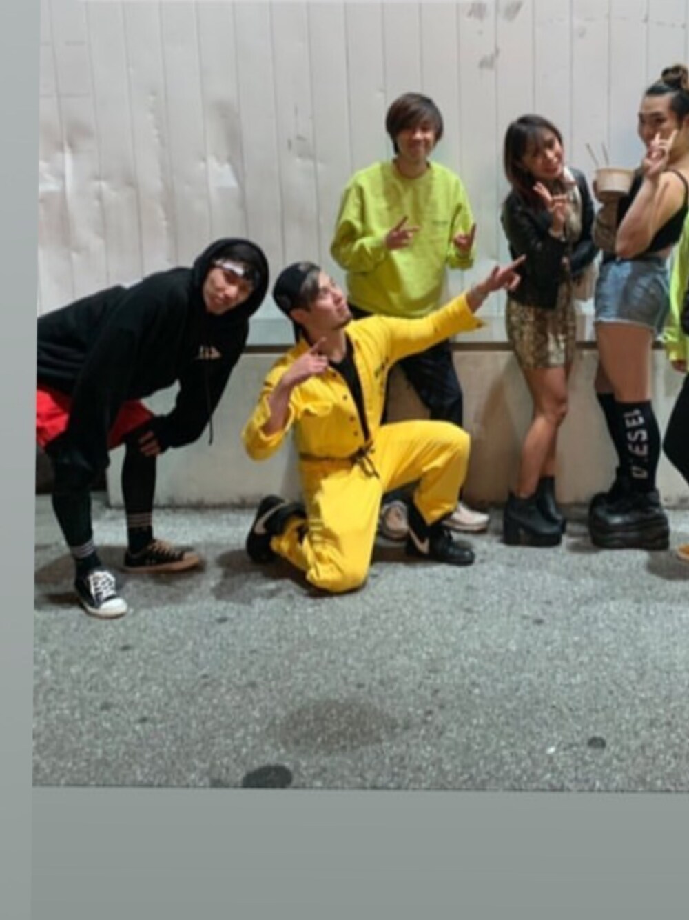 イエロー系のつなぎ/オールインワン、ブラック系のTシャツ/カットソー、イエロー系のベルトを着用したメンズの秋コーディネートの1枚目の写真