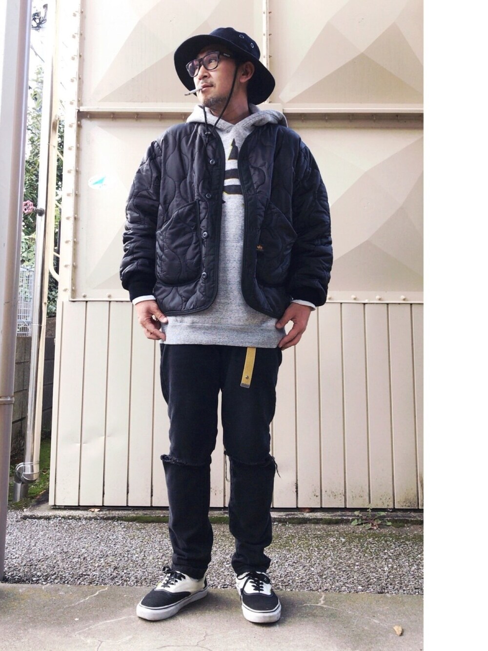 「パーカー、インナージャケット、モノトーン、サファリハット、ダメージデニムパンツ、VANS、レイヤードスタイル」｜「Alpha Industriesの＜ALPHA INDUSTRIES＞ ALS-LINER/アウター ◆（ミリタリージャケット、ブラック系）」を使った、さきさんさん（メンズ・173cm）の秋コーディネートの1枚目の写真