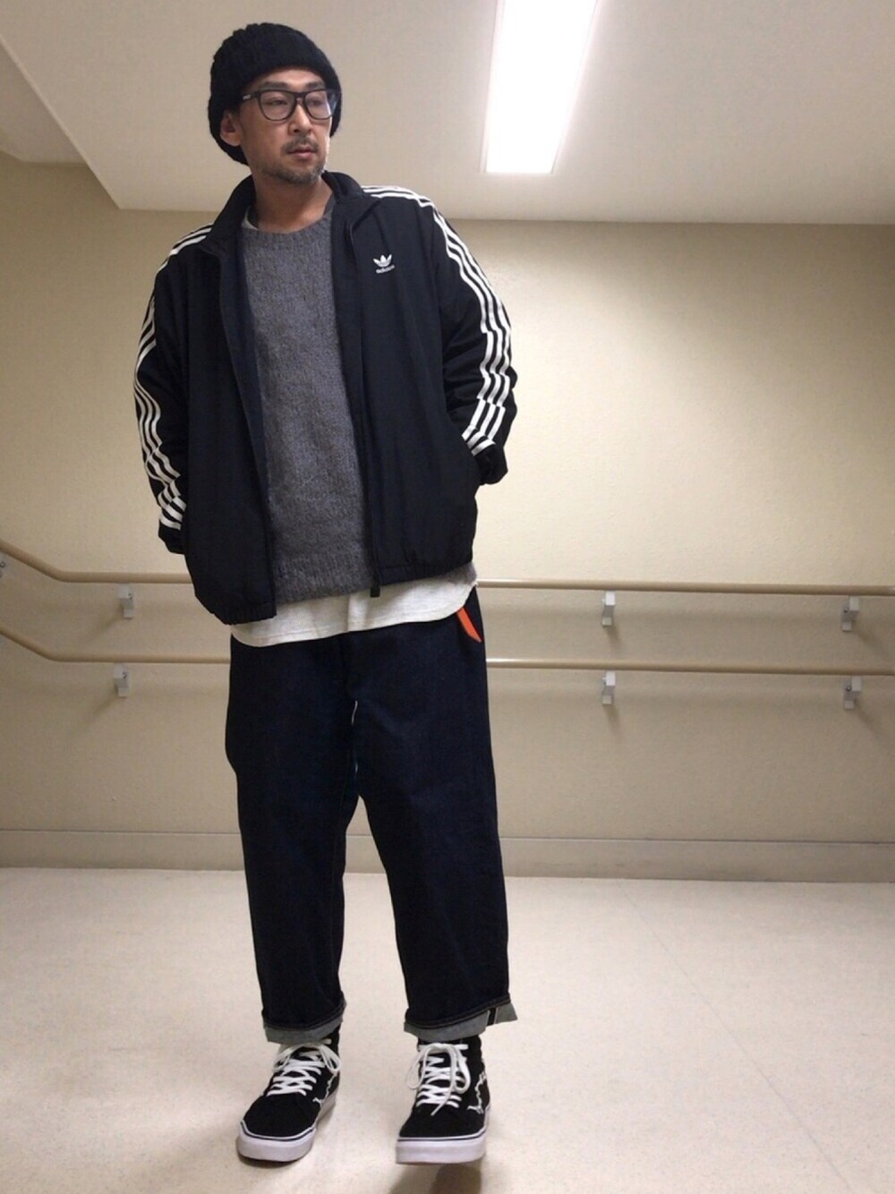 「ニット、VANS、ニット帽、adidas、SK8　、モヘアニット、ワイドパンツ、ナイロンジャケット、ロングベルト」｜「bukhtのbukht/ブフト/ビッグデニム/ワンウォッシュ/ショートレングス（デニムパンツ、ブルー系）」を使った、さきさんさん（メンズ・173cm）の冬コーディネートの1枚目の写真